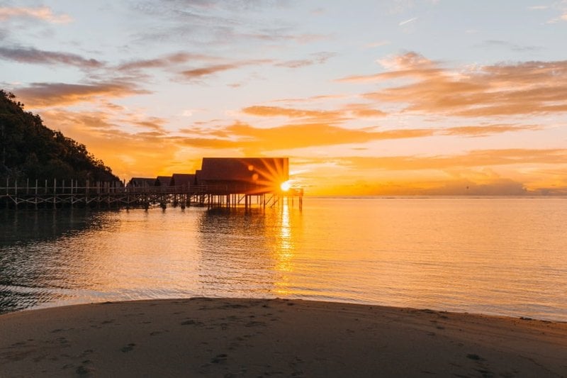 bawah sunset image