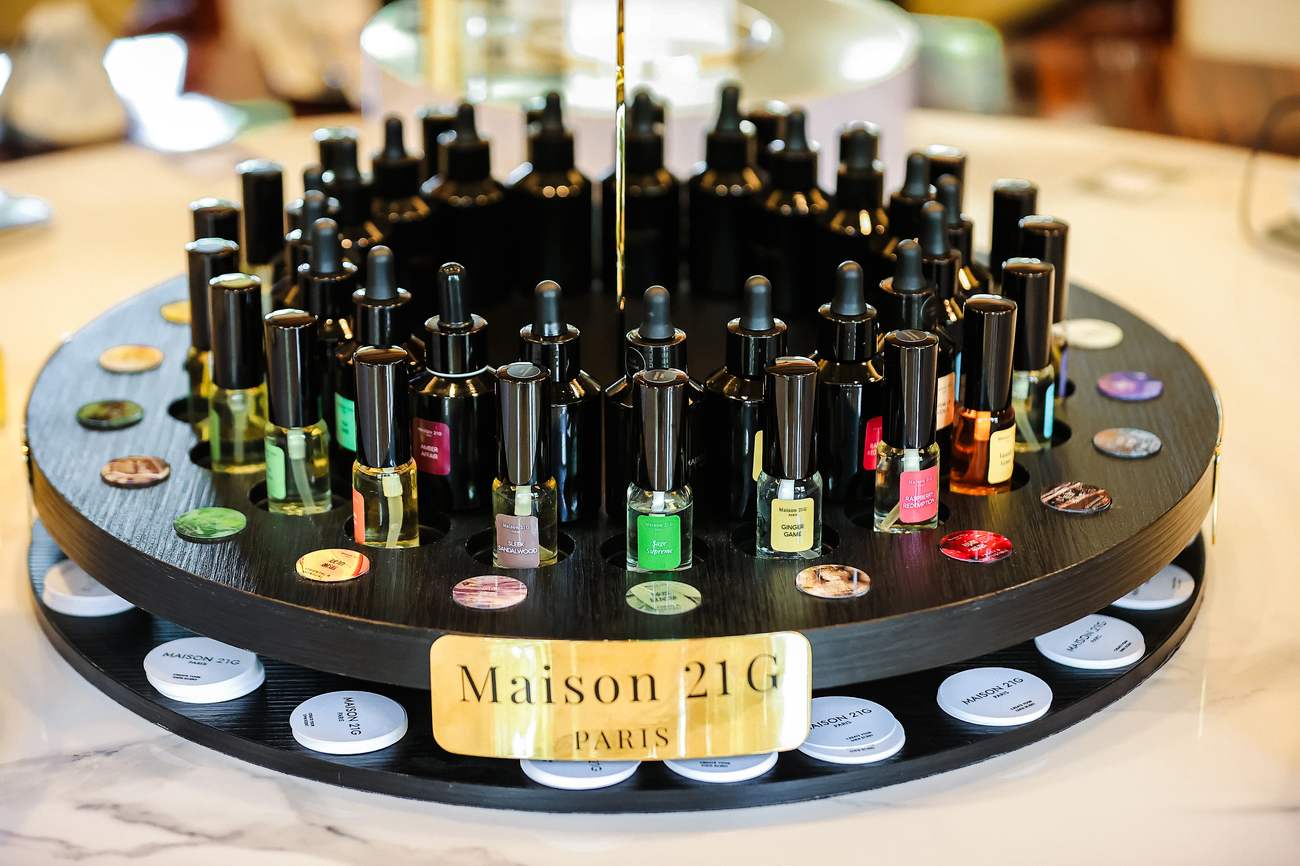 Composing a bespoke perfume with fine perfume oils