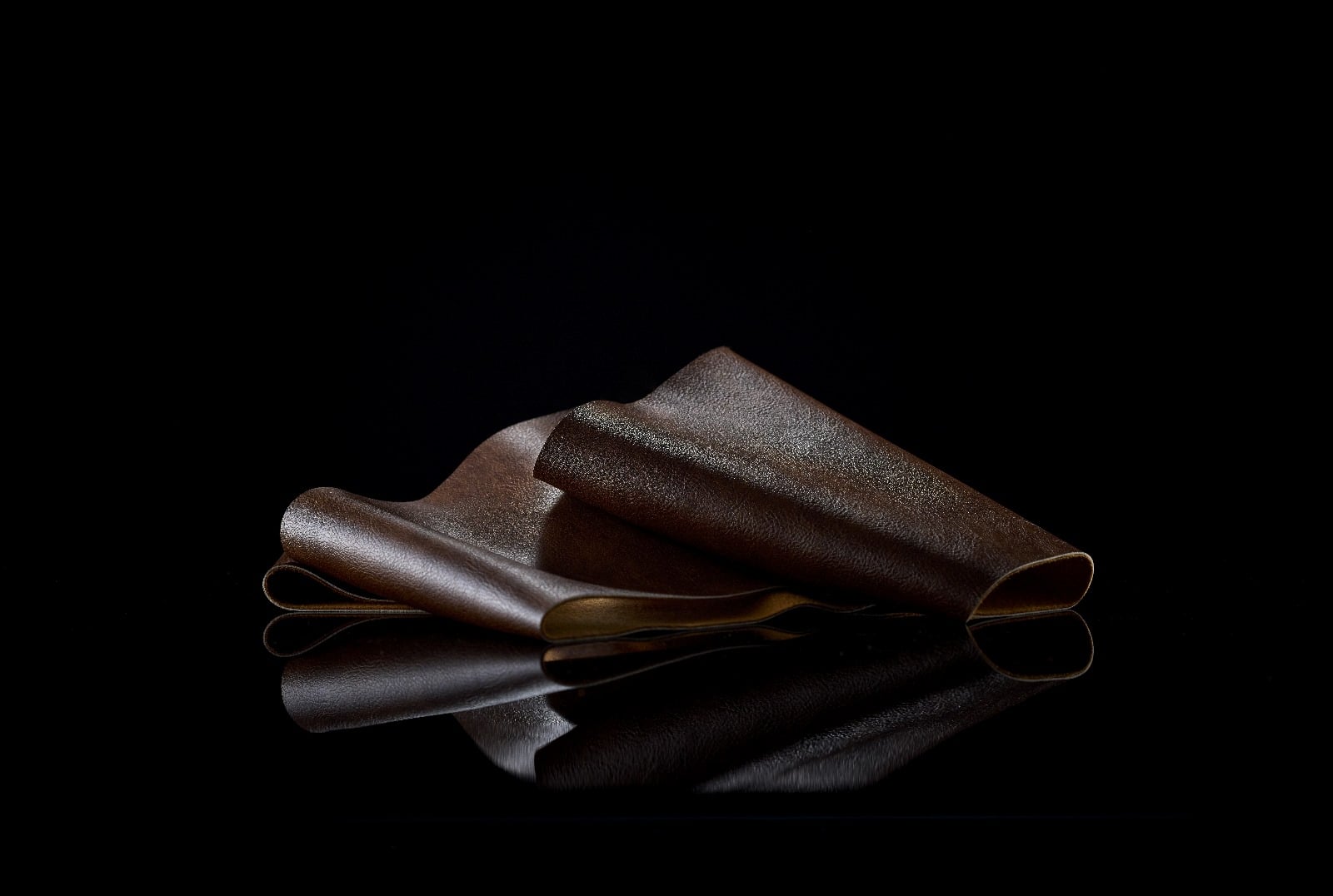 family scent Leathery & Distinctive